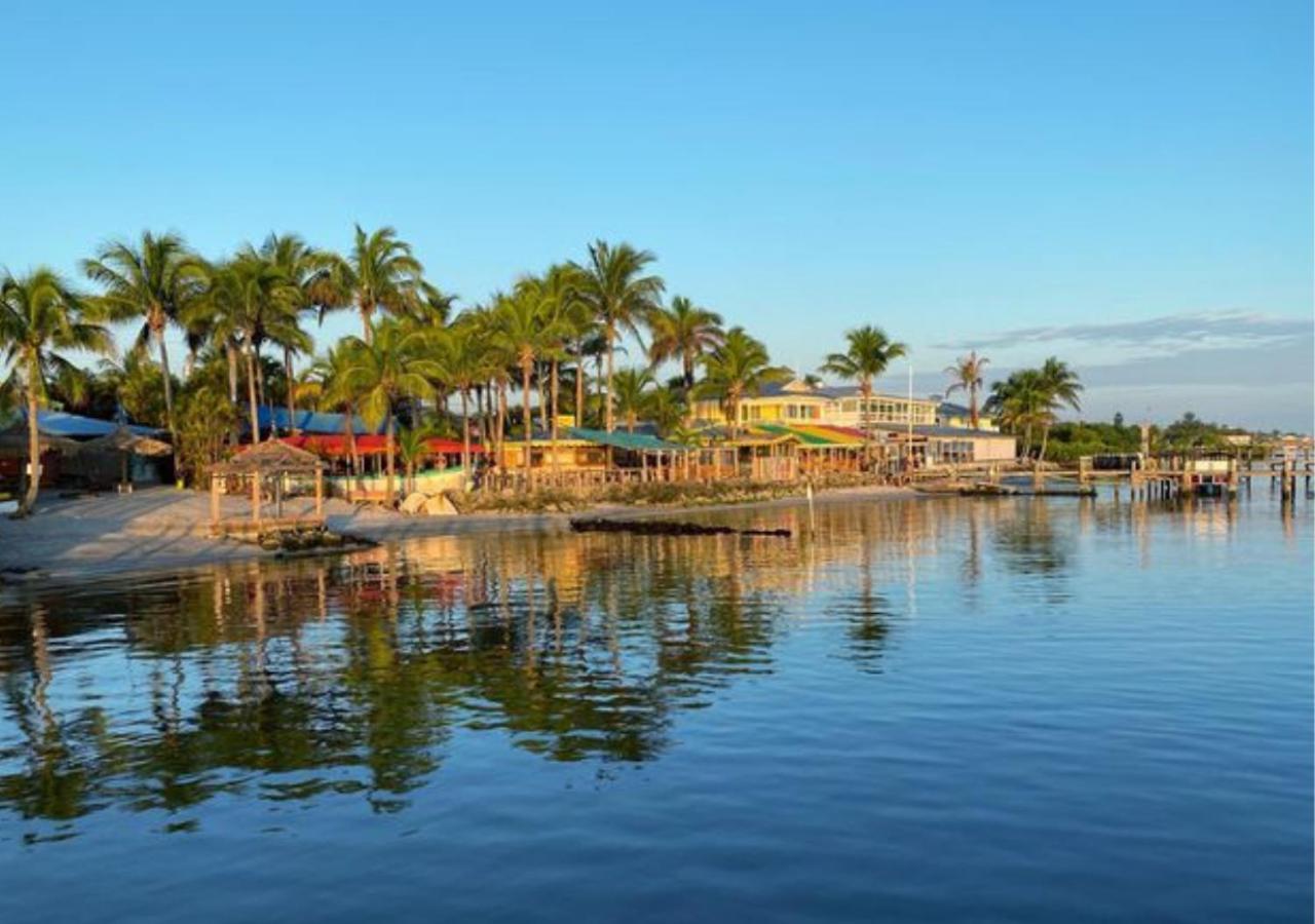 Capt Hirams Resort Sebastian Esterno foto